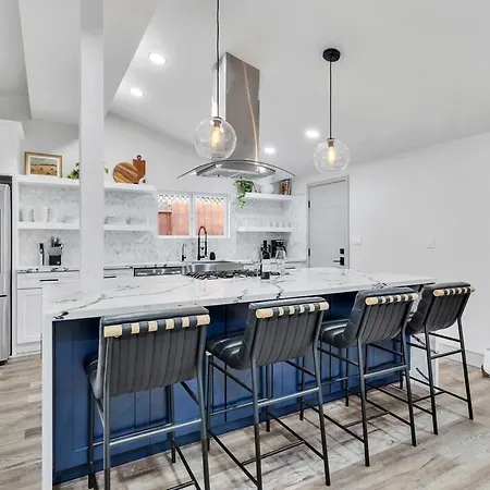 Luxe Home W Pool & Firepit, Bachelorette Friendly